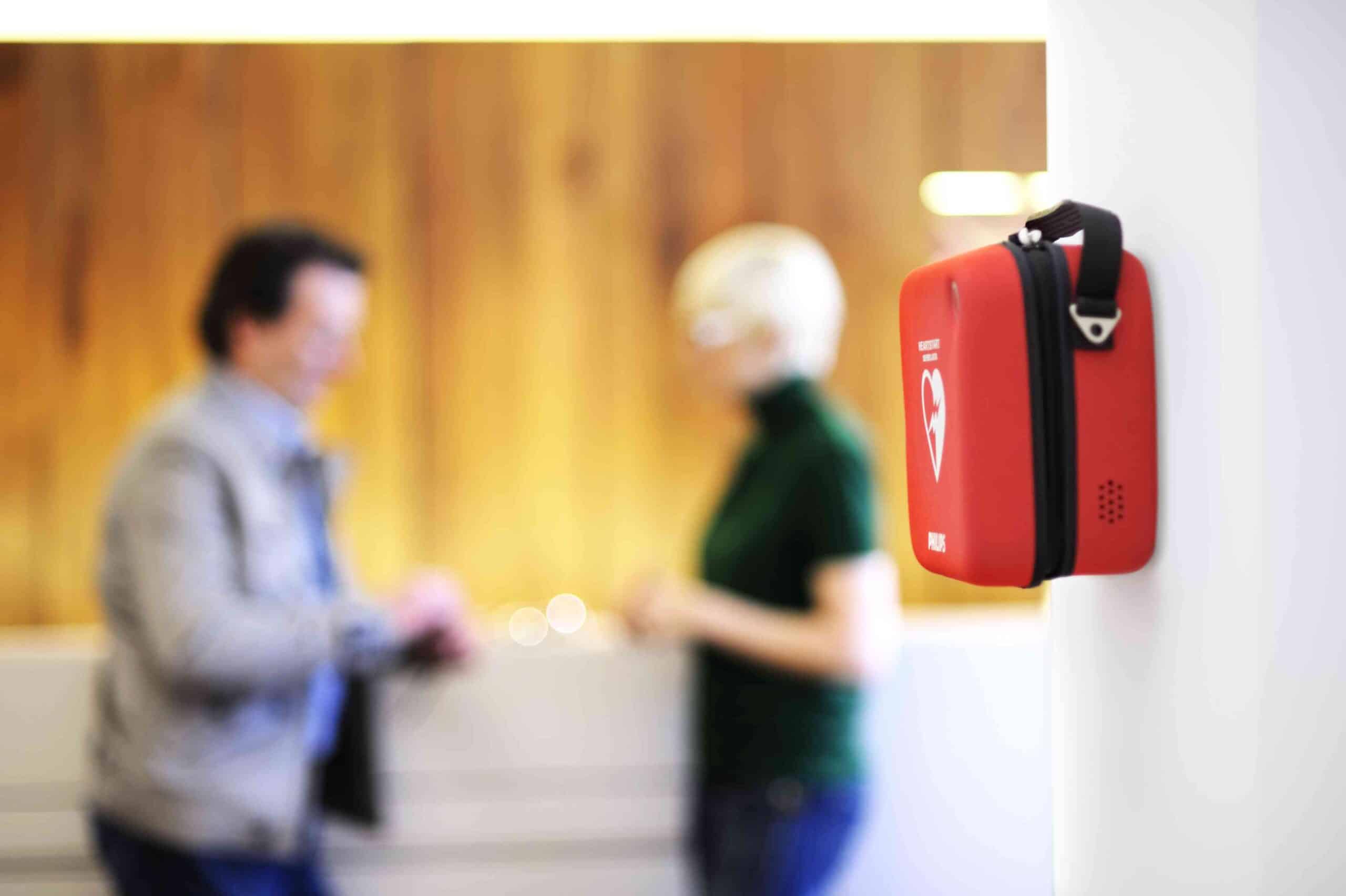 Een goede AED: wat mag er écht niet ontbreken?